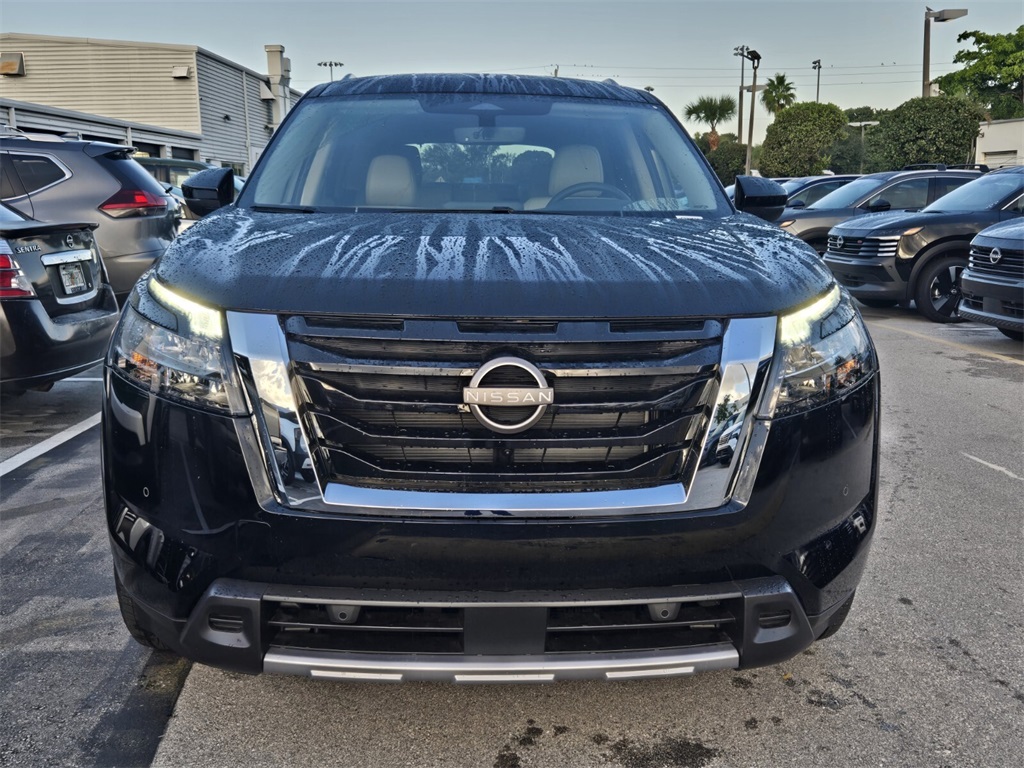 2025 Nissan Pathfinder SL photo 3