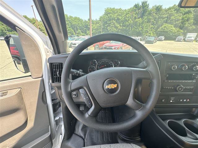 2024 Chevrolet Express Cutaway 3500 photo 9