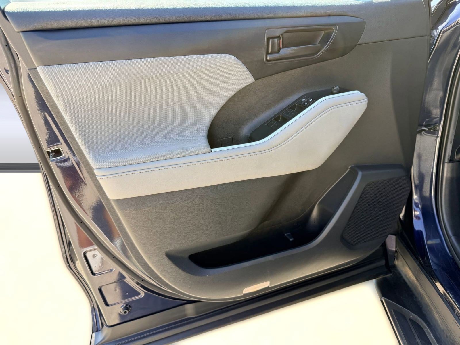 2020 Toyota Highlander LE photo 21