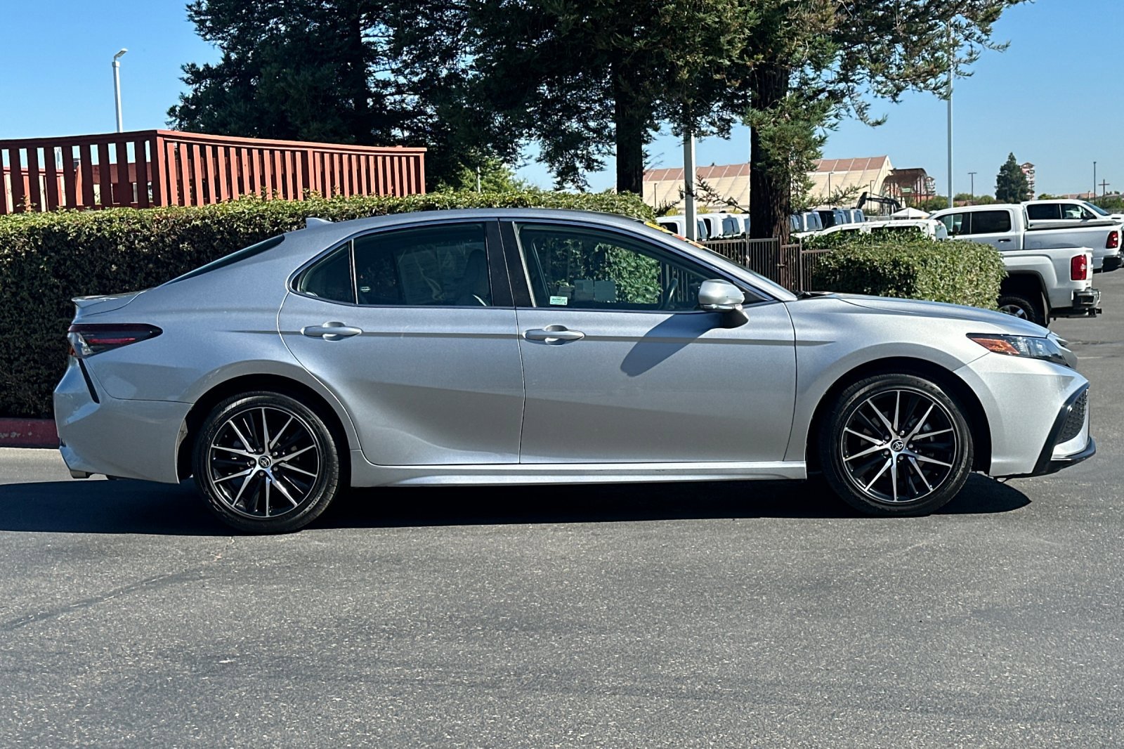 2022 Toyota Camry SE photo 3