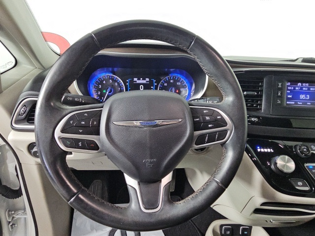 2017 Chrysler Pacifica Touring L photo 14