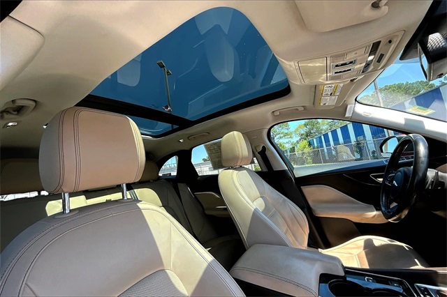 2017 Jaguar F-PACE Prestige photo 21