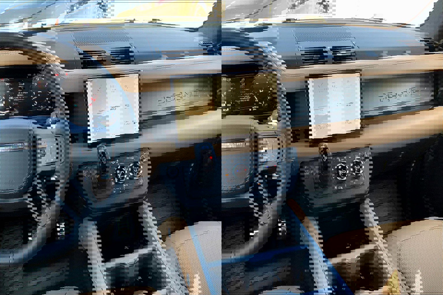 2025 Land Rover Defender 130 V8 photo 2