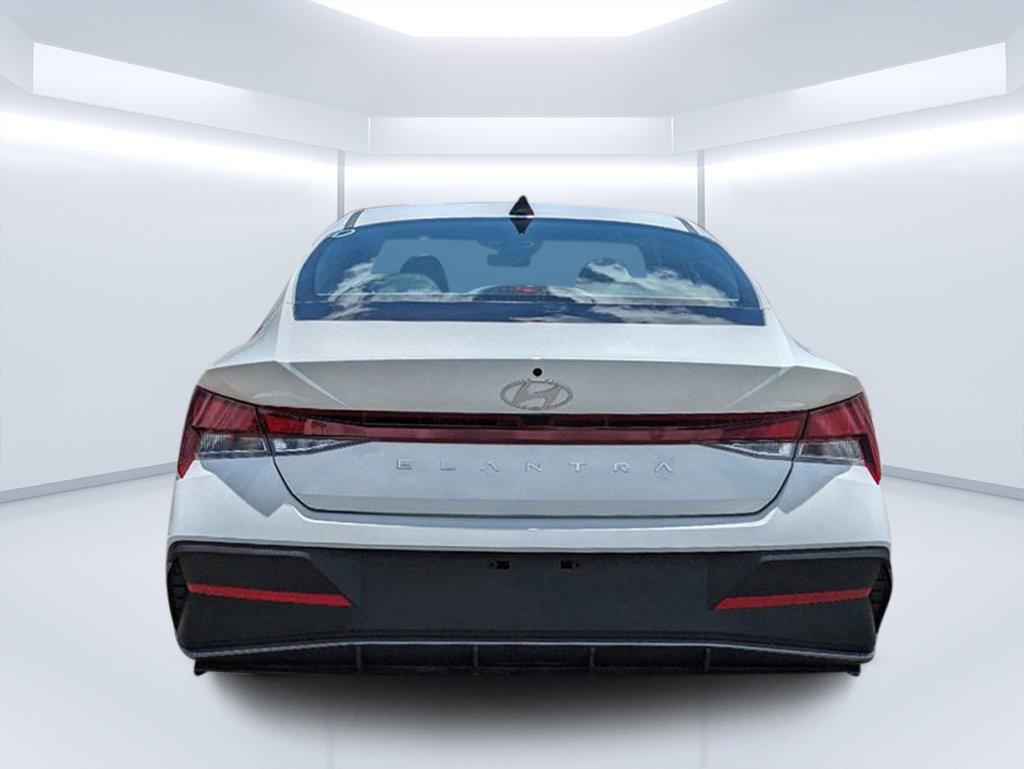 2025 Hyundai Elantra SE photo 4