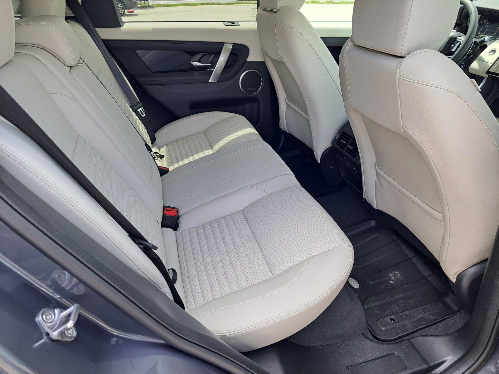2025 Land Rover Discovery Sport S photo 4