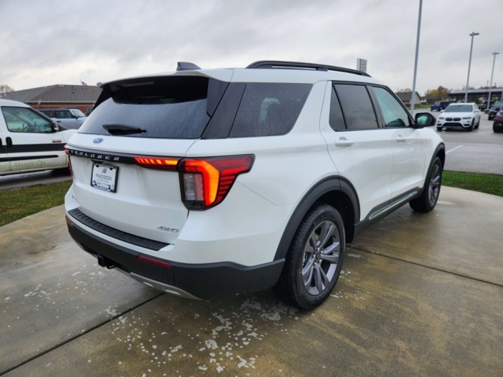 2025 Ford Explorer photo 2