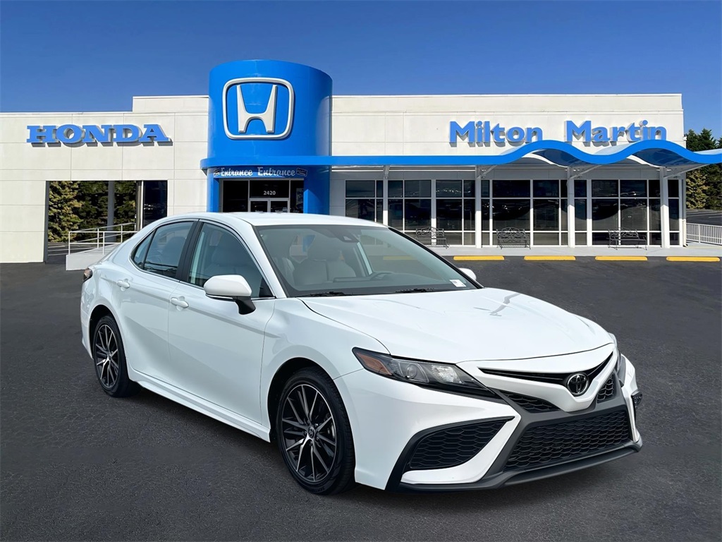 2024 Toyota Camry SE's photo