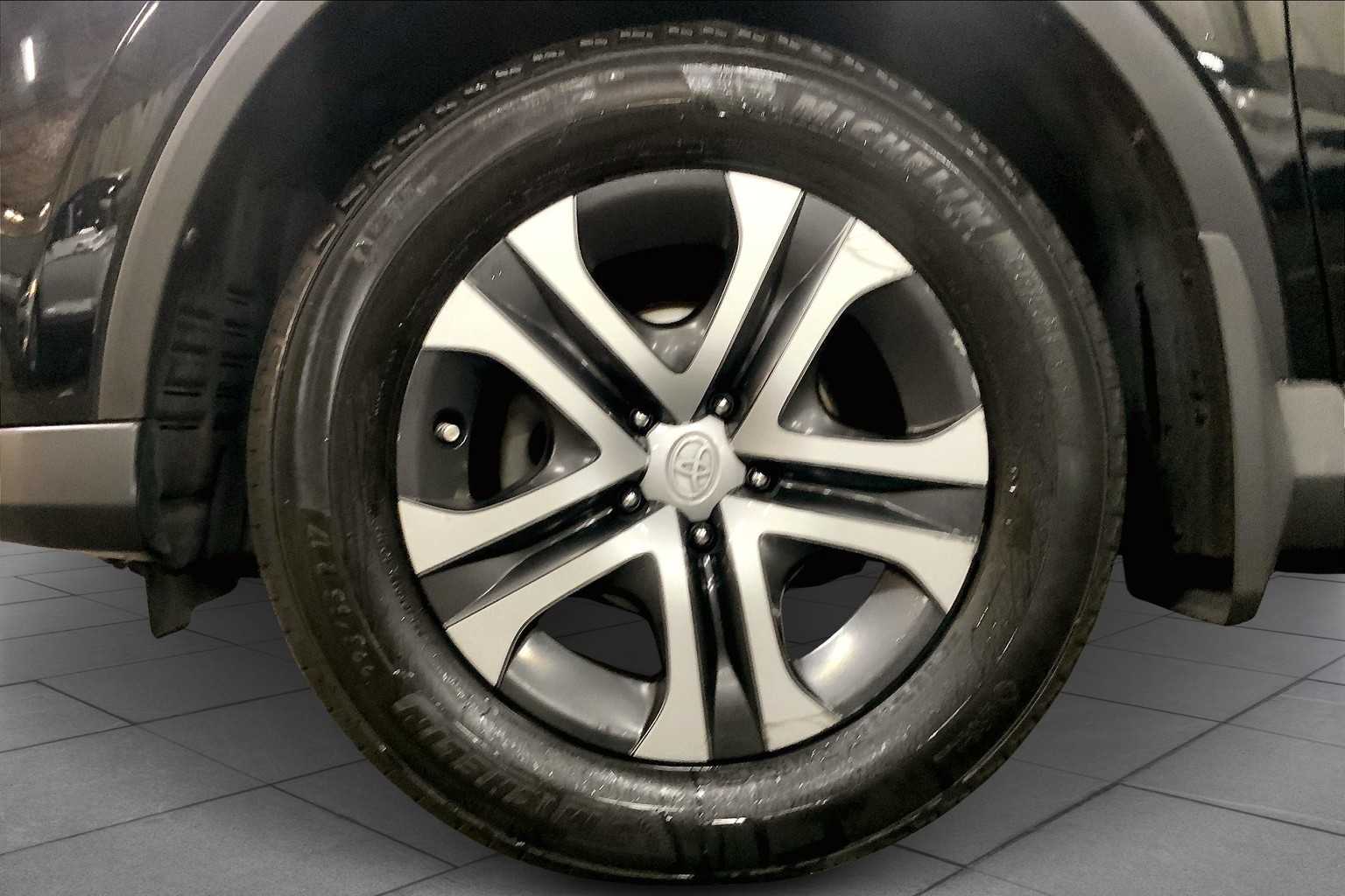 2017 Toyota RAV4 LE photo 9