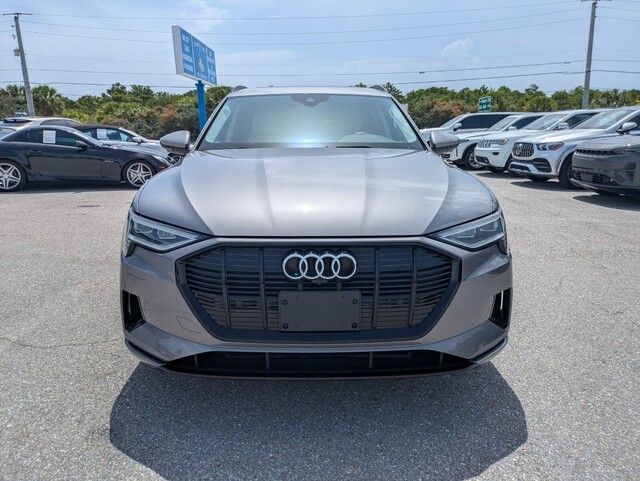2022 Audi e-tron Premium Plus photo 2