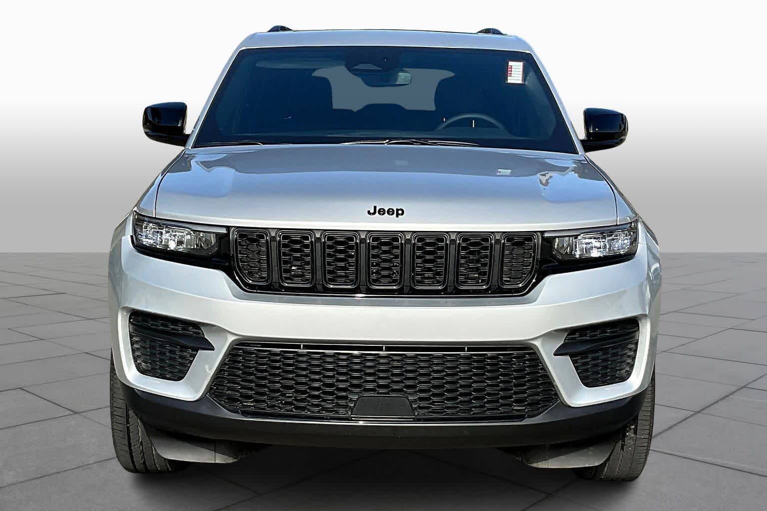 2023 Jeep Grand Cherokee Laredo Altitude photo 3