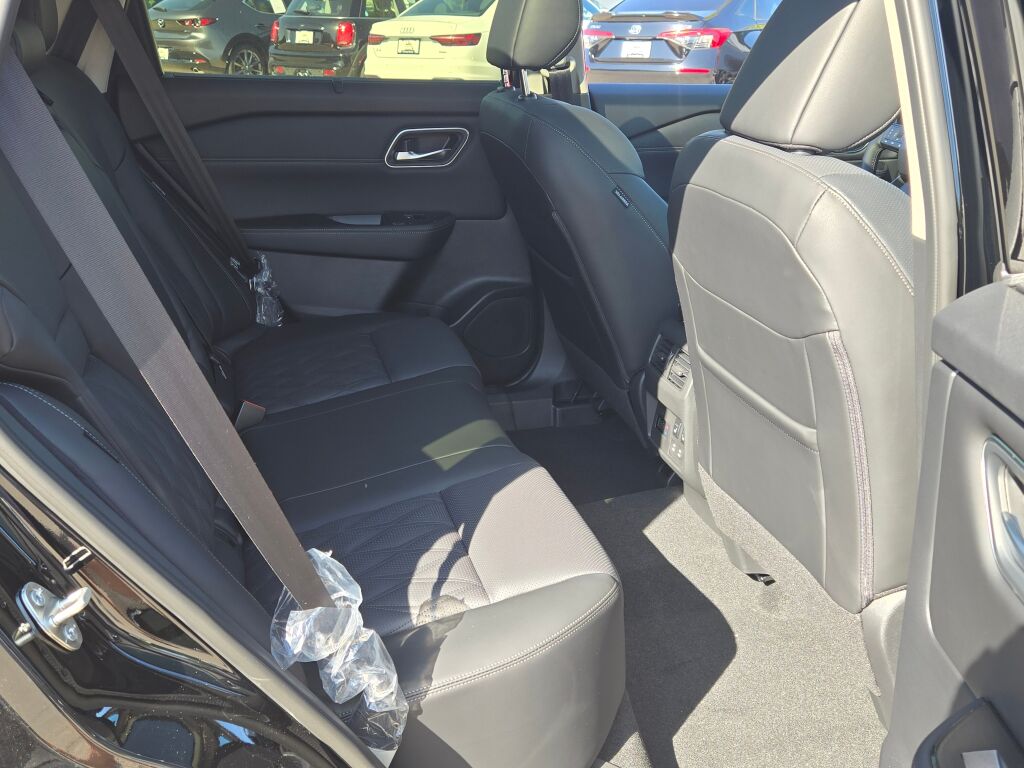 2026 Nissan Rogue Platinum photo 4