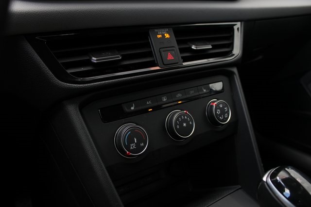 2022 Volkswagen Taos SE photo 3