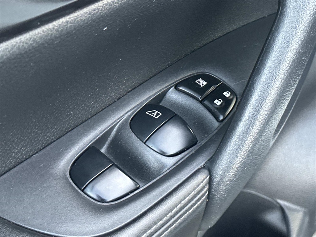 2019 Nissan Rogue SV photo 27