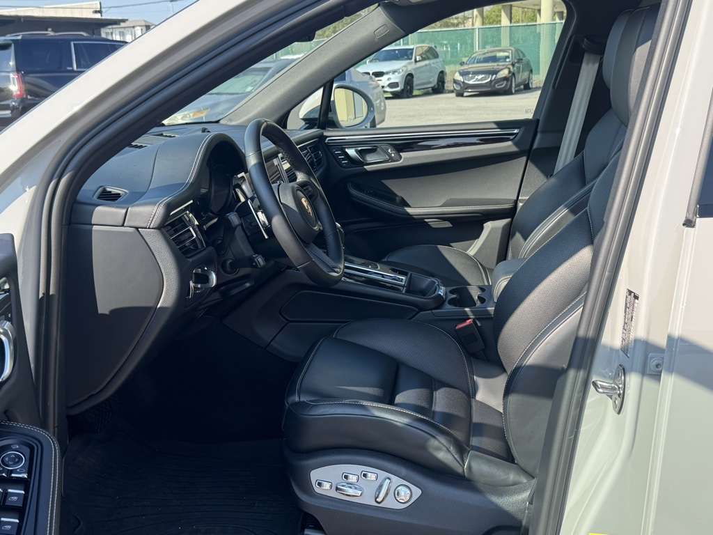 2023 Porsche Macan T photo 7