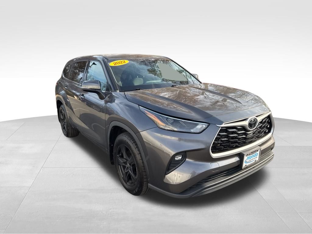 2022 Toyota Highlander LE photo 2