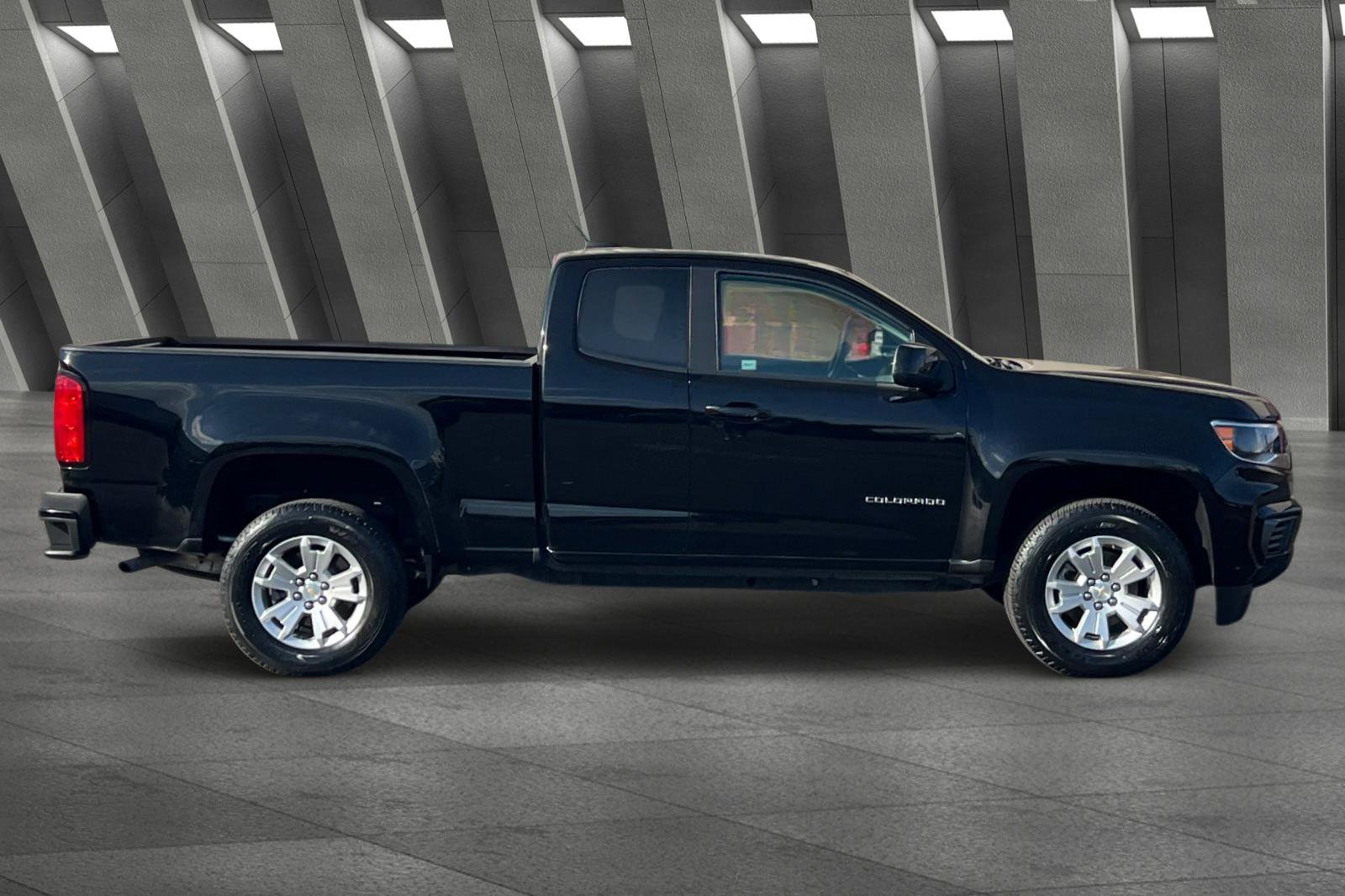 2022 Chevrolet Colorado LT photo 2