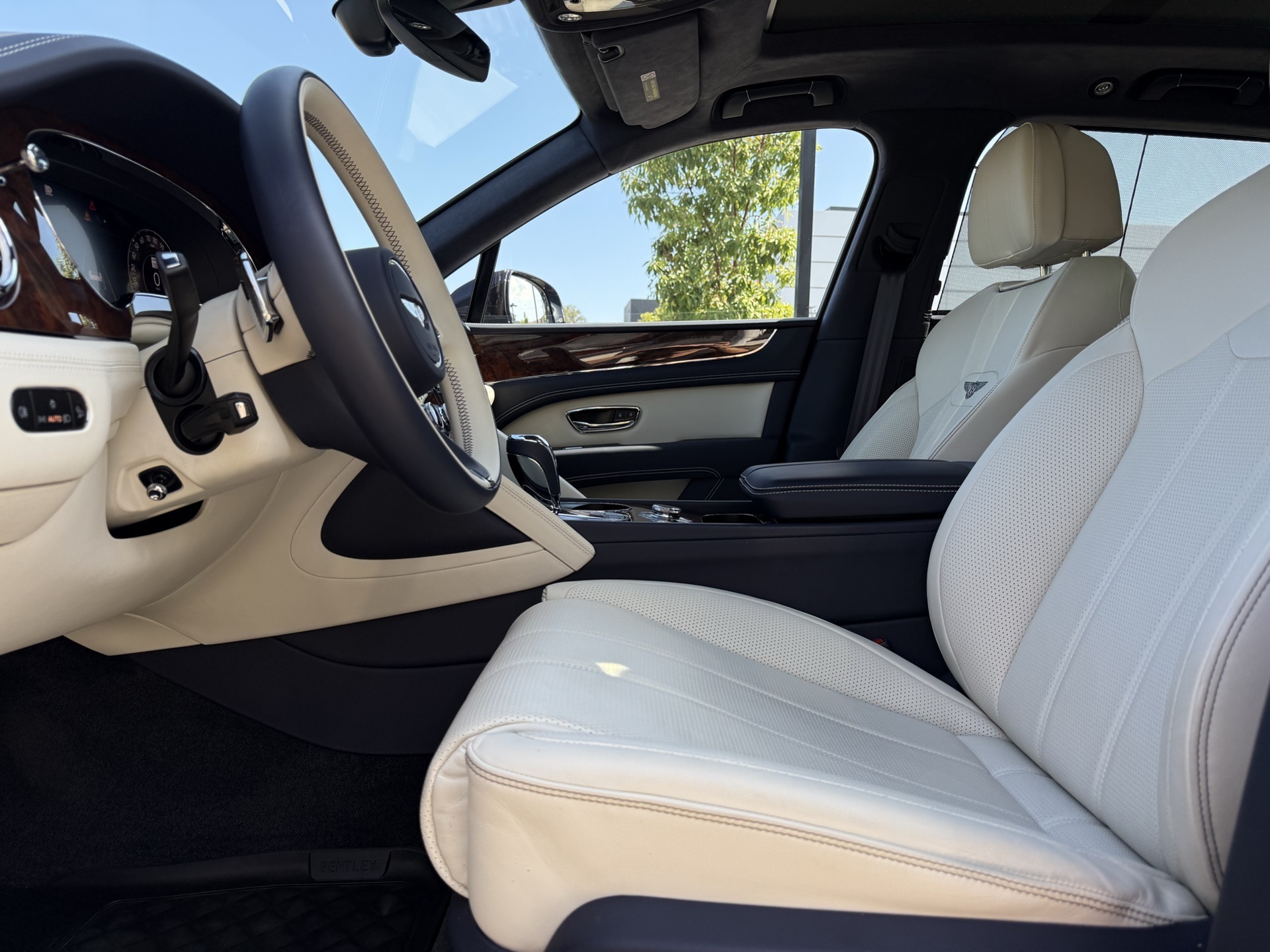 2024 Bentley Bentayga V8 photo 12