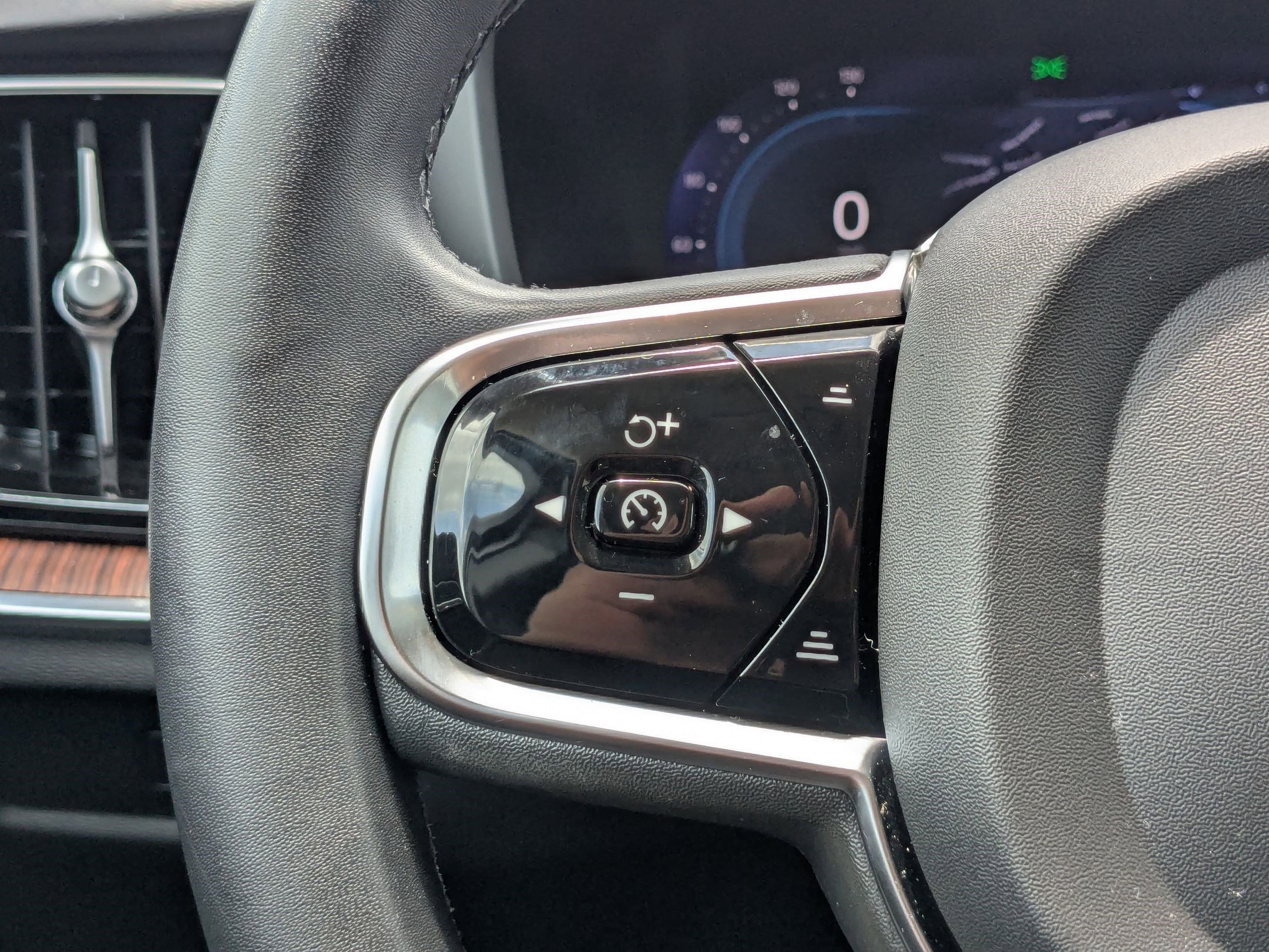 2023 Volvo V60 Cross Country B5 Plus photo 15