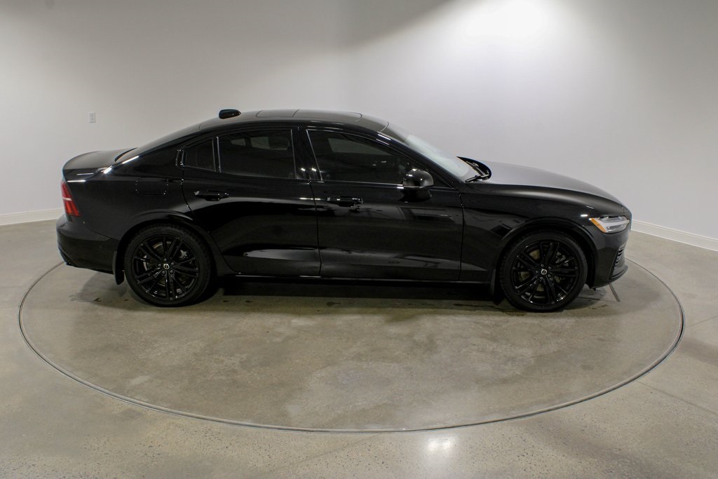 2022 Volvo S60 Recharge T8 Black Edition R-Design photo 7