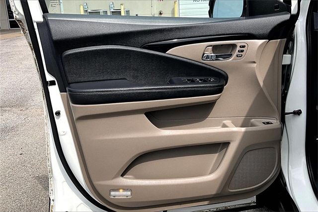 2016 Honda Pilot Elite photo 16