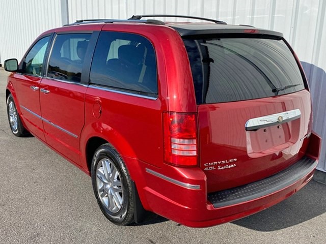 2010 Chrysler Town & Country Limited photo 4