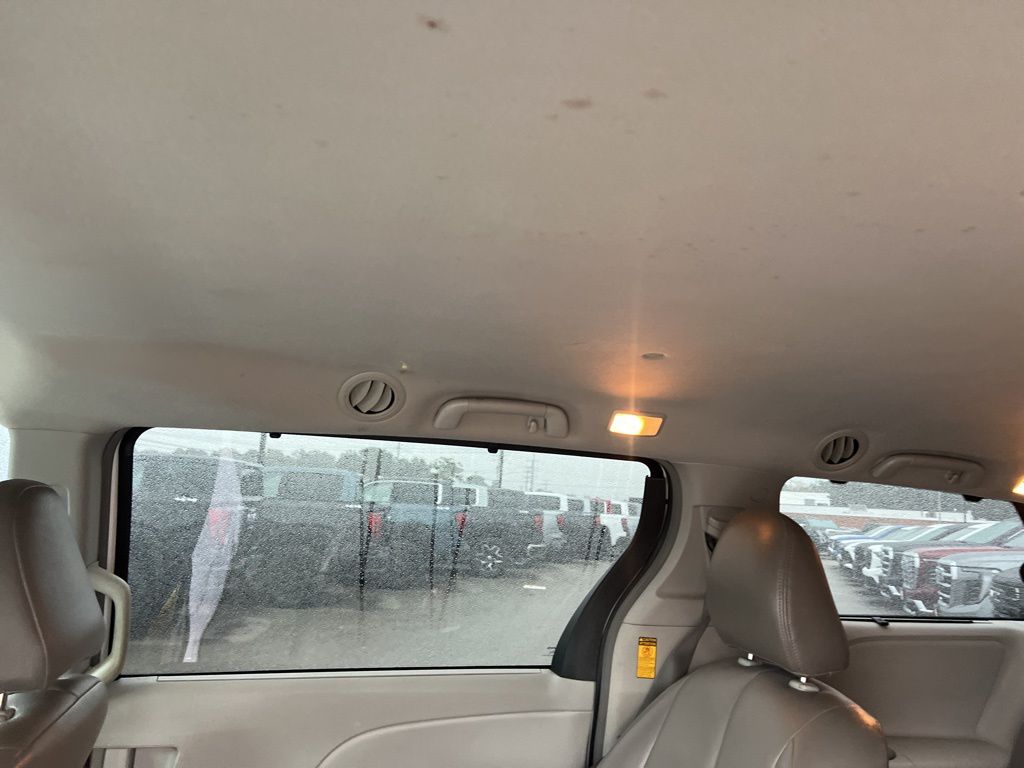 2014 Toyota Sienna LE photo 21