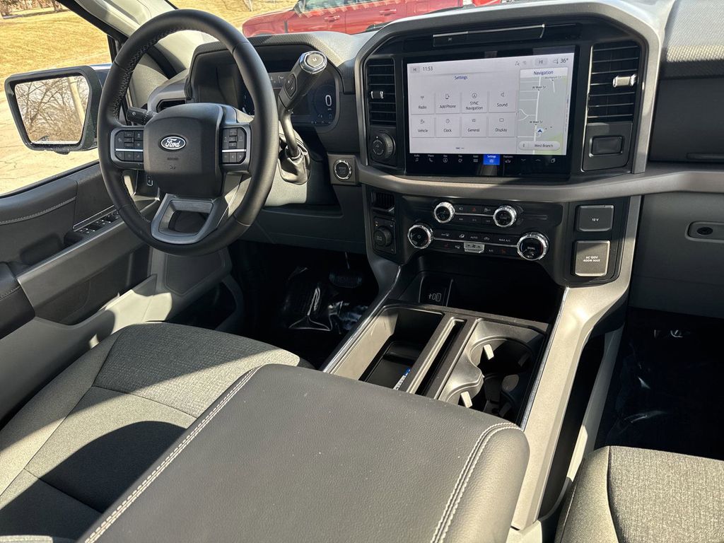 2025 Ford F-150 XLT photo 24