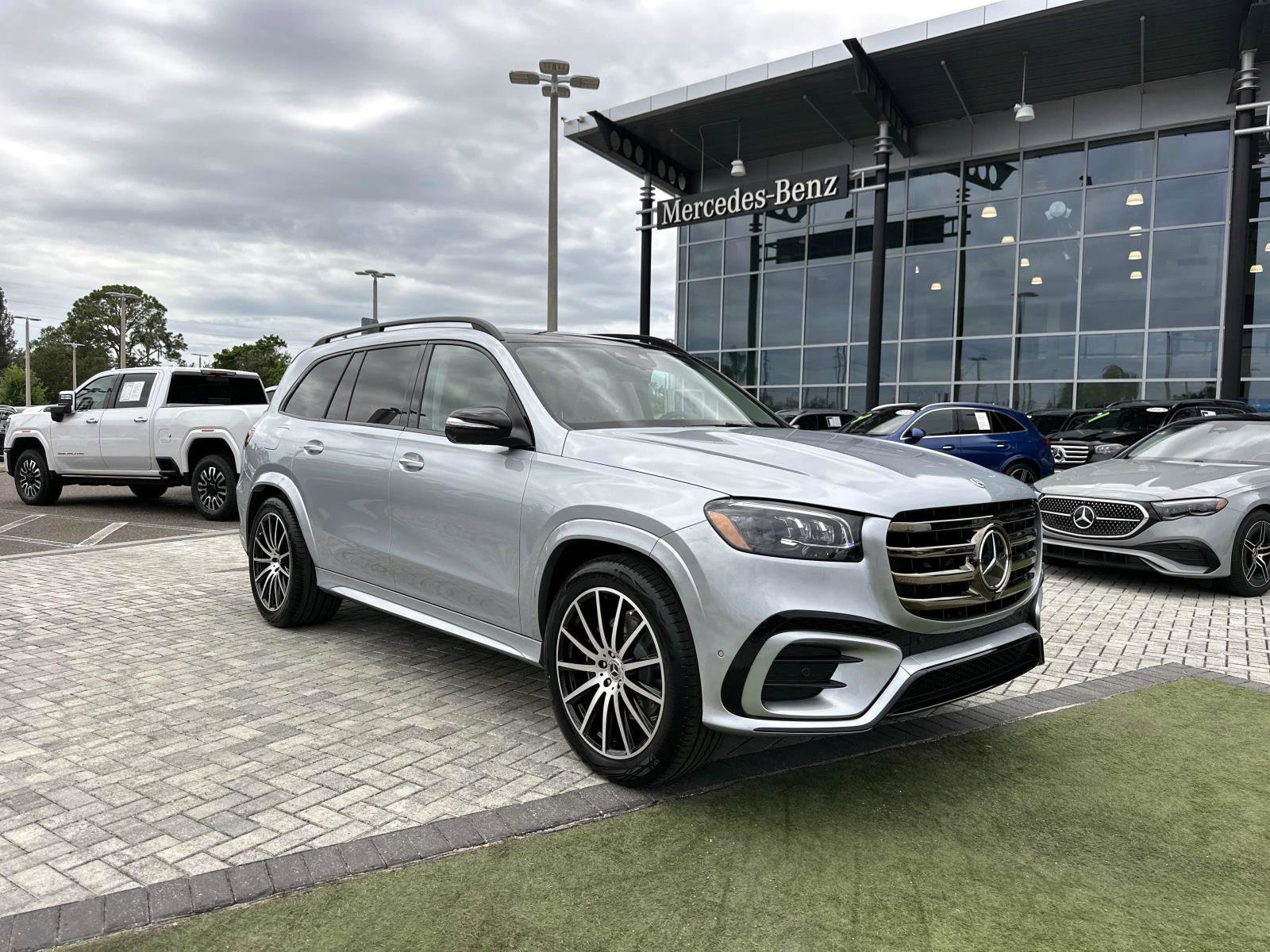 2026 Mercedes Benz GLS 450 4MATIC photo 2