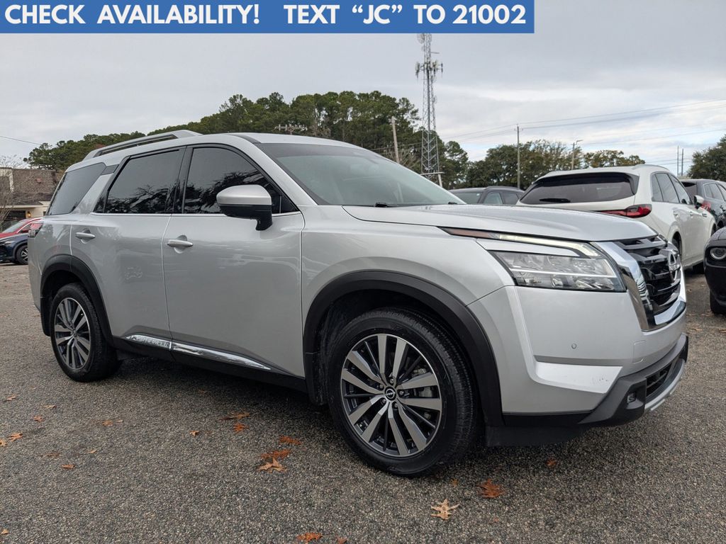 2022 Nissan Pathfinder Platinum's photo