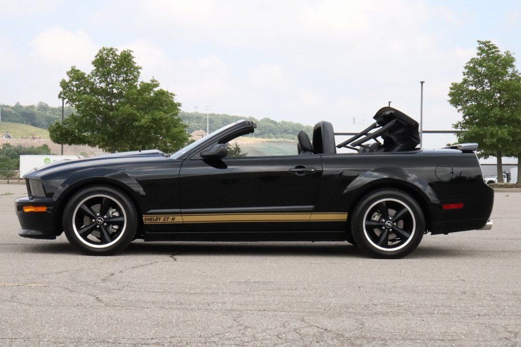 2007 Ford Mustang Convertible photo 3