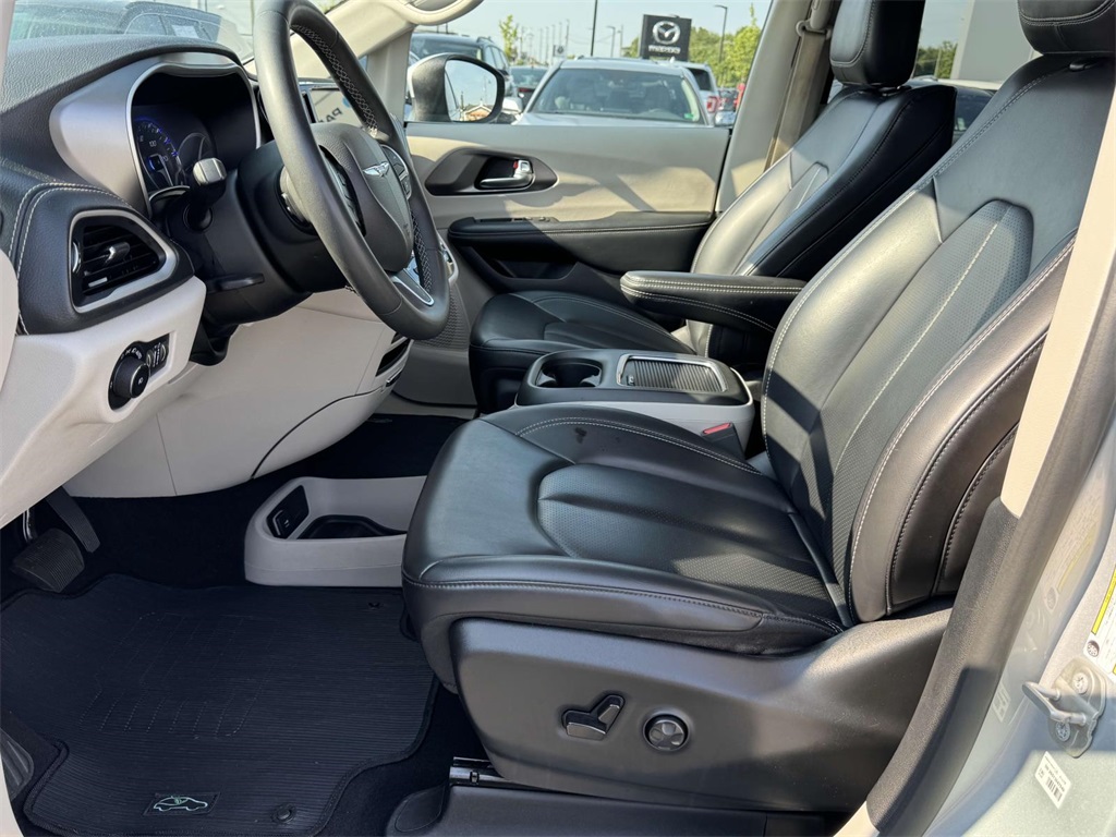 2023 Chrysler Pacifica Touring L photo 13