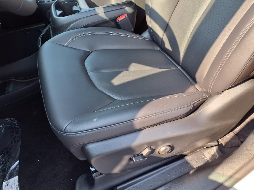 2026 Chrysler Pacifica photo 12