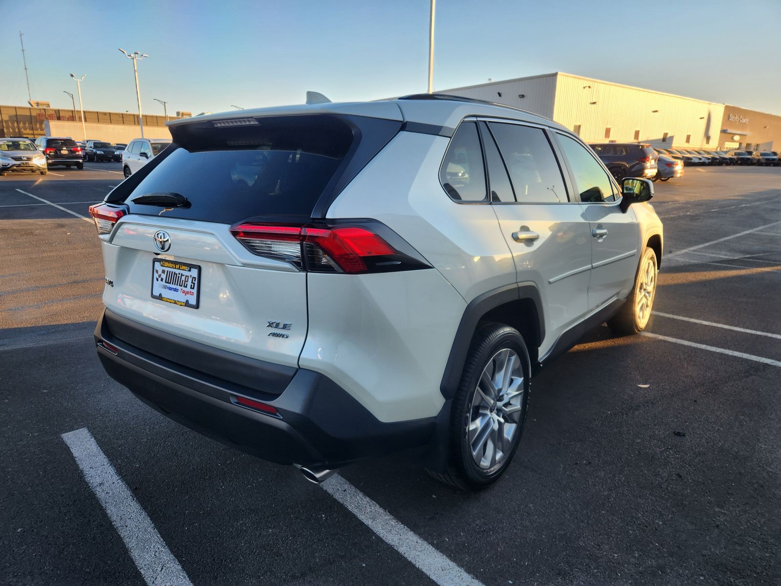 2021 Toyota RAV4 XLE Premium photo 4