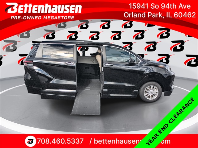 2024 Toyota Sienna XLE's photo