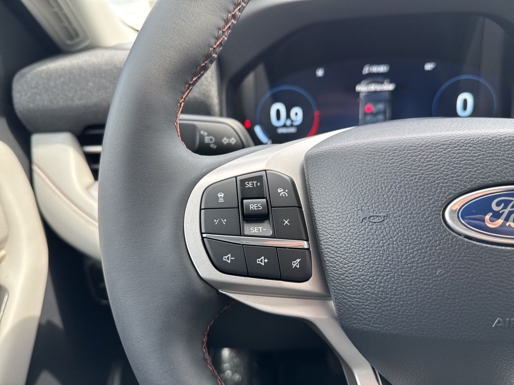 2025 Ford Explorer photo 25
