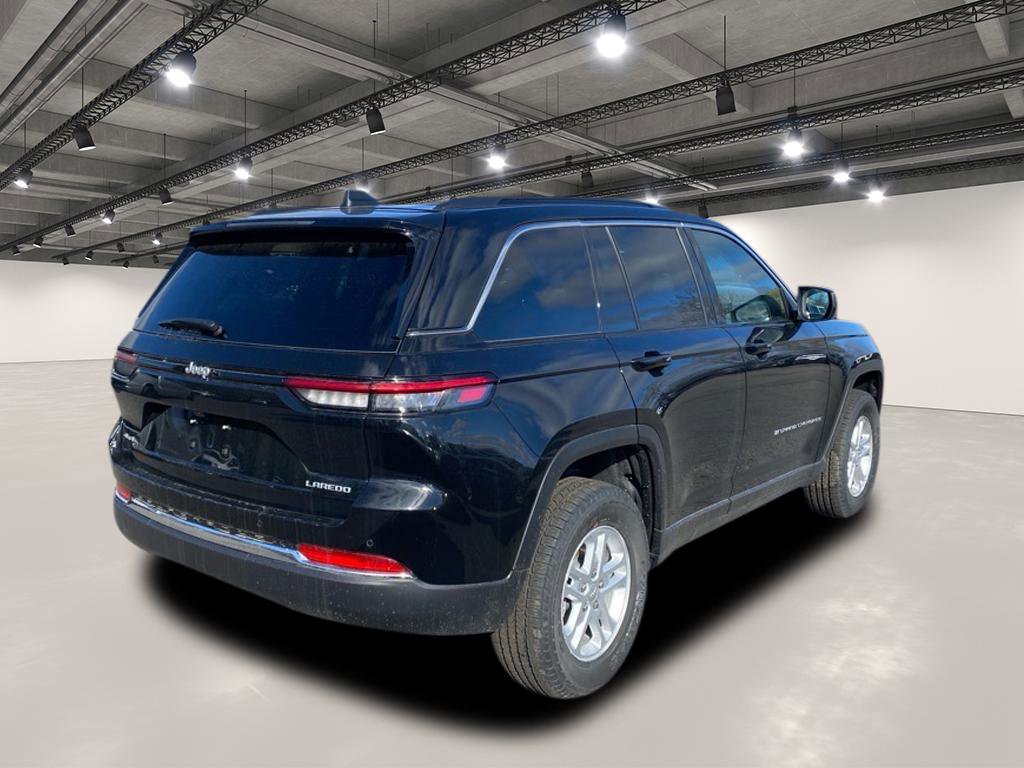 2025 Jeep Grand Cherokee Laredo photo 4