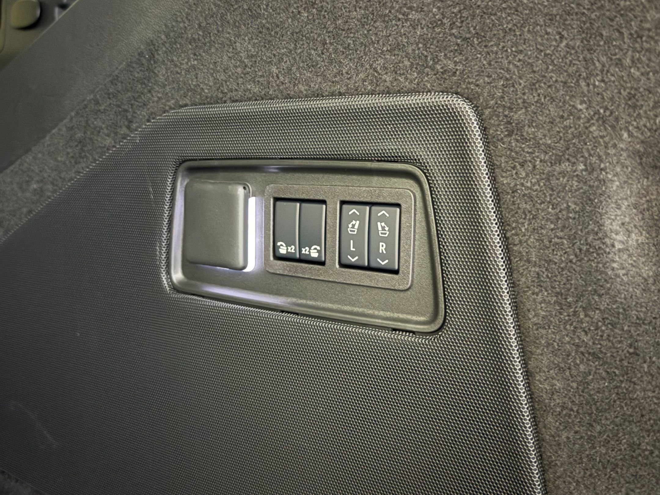 2025 Cadillac Escalade ESV Luxury photo 44