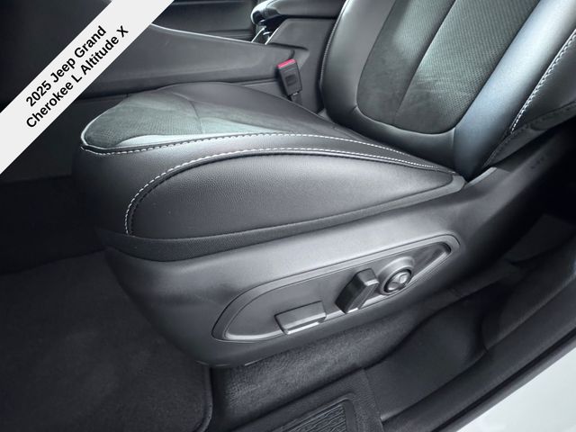 2025 Jeep Grand Cherokee Altitude X photo 35