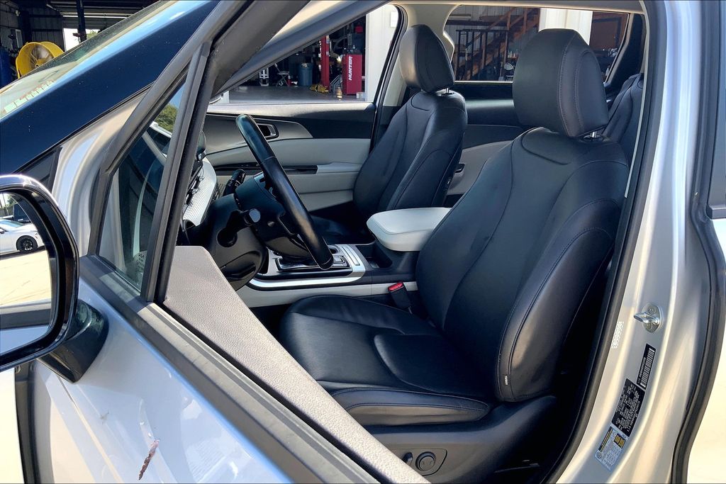 2023 Kia Carnival LX photo 18