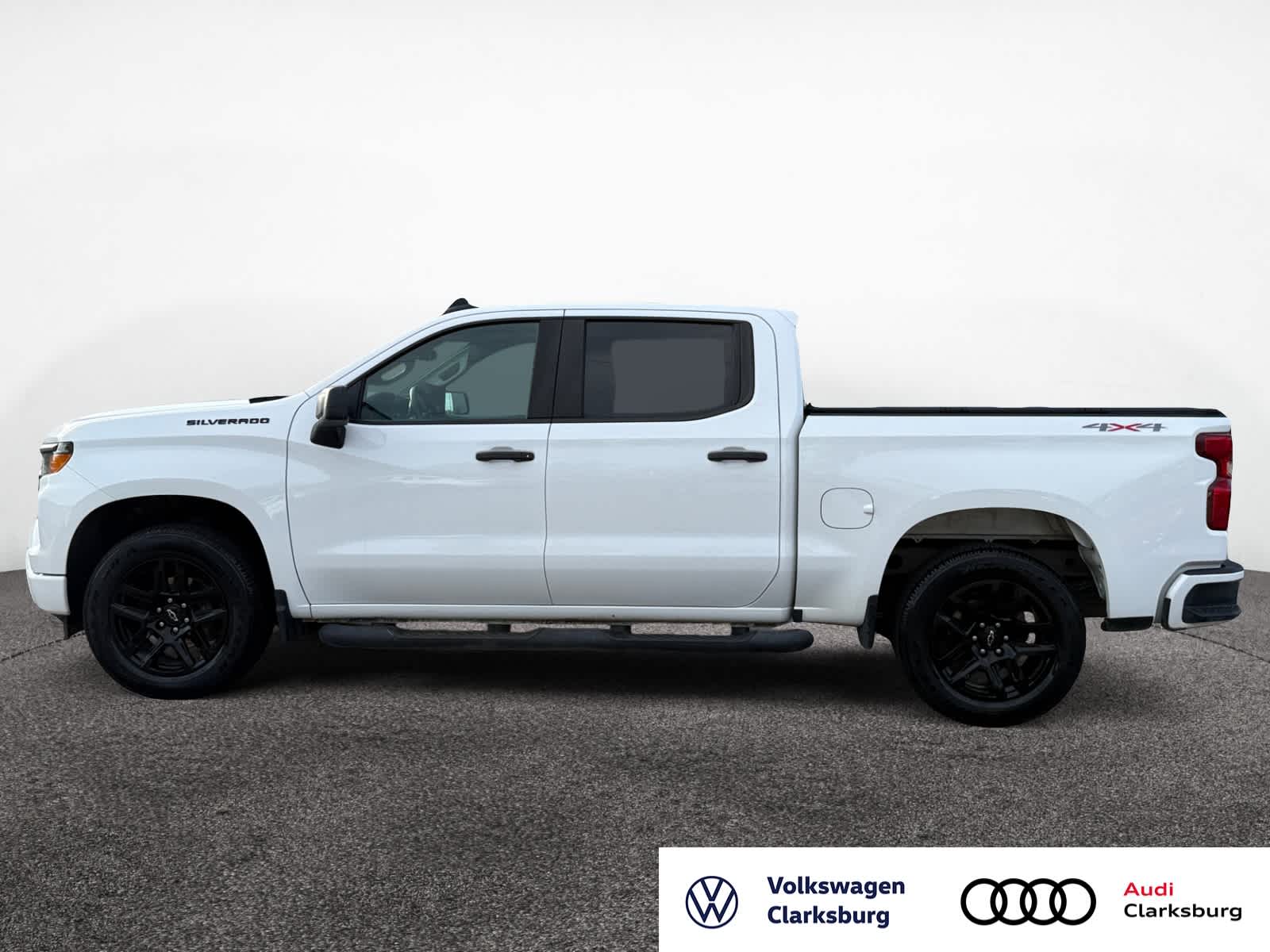 2023 Chevrolet Silverado 1500 Custom photo 2