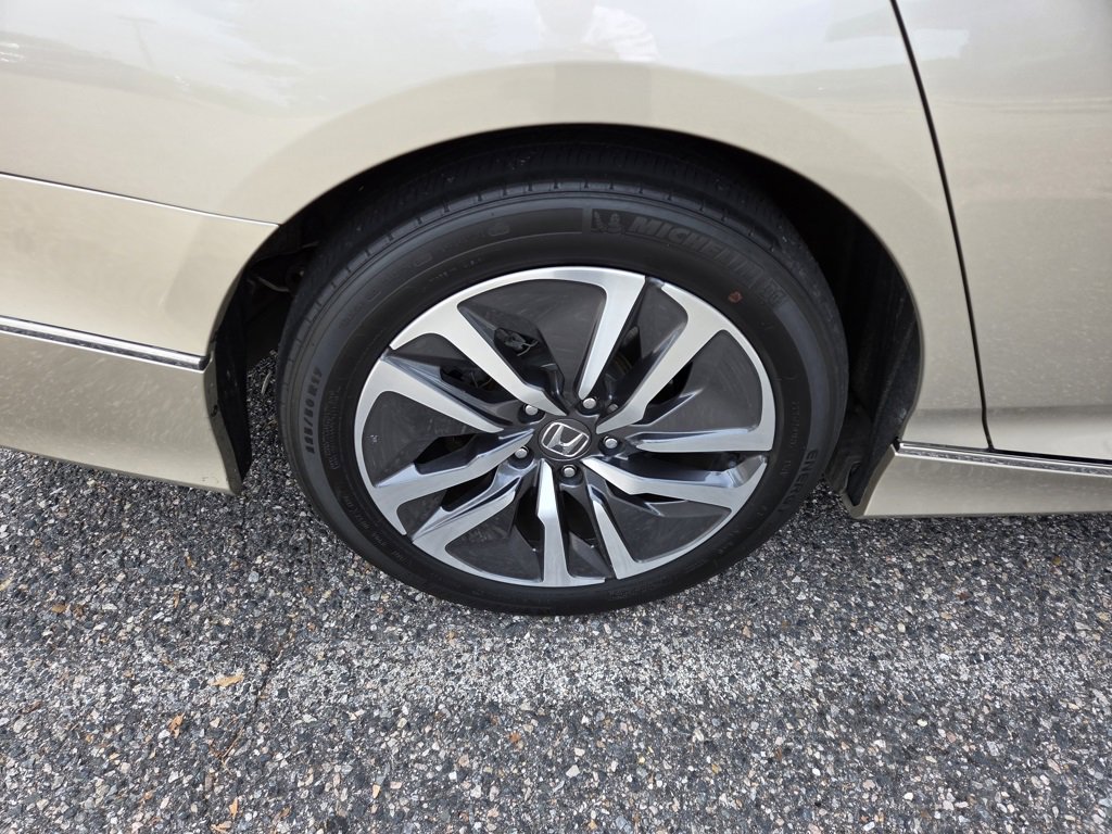 2020 Honda Accord Hybrid Touring photo 5