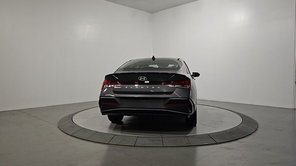 2025 Hyundai Elantra SEL Sport photo 4