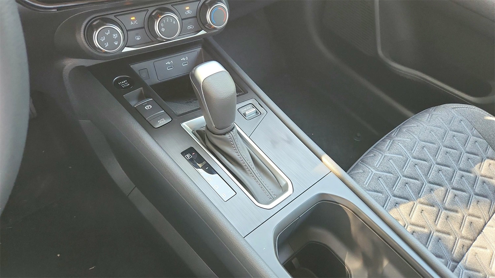 2025 Nissan Kicks SV photo 10
