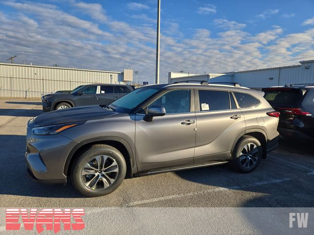 2026 Toyota Highlander XLE photo 2