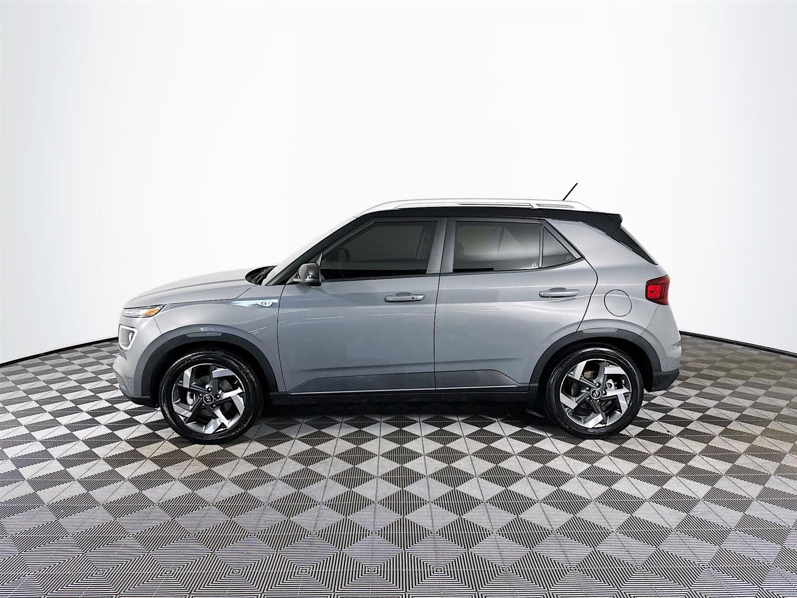 2023 Hyundai Venue Limited photo 4