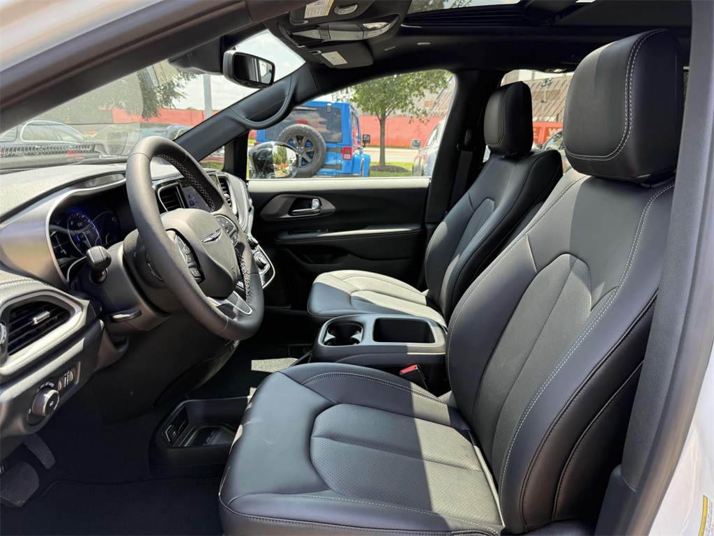 2025 Chrysler Pacifica photo 14