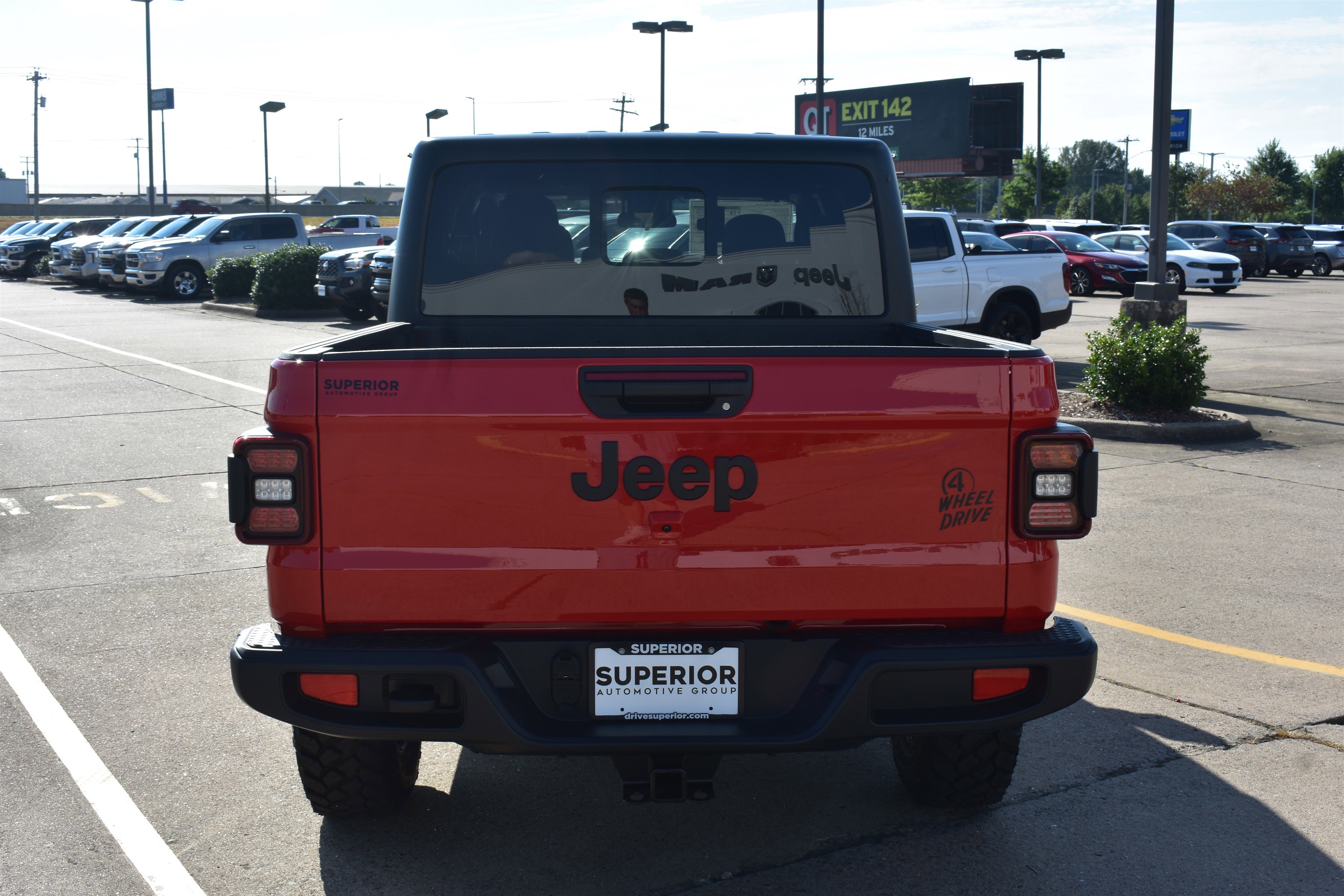 2025 Jeep Gladiator Willys photo 2