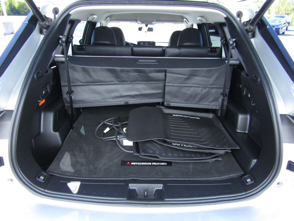 2023 Mitsubishi Outlander PHEV SE photo 3