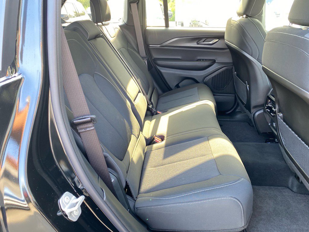 2025 Jeep Grand Cherokee Laredo photo 10