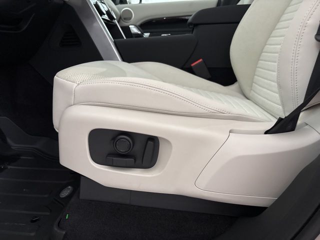 2025 Land Rover Discovery S photo 10